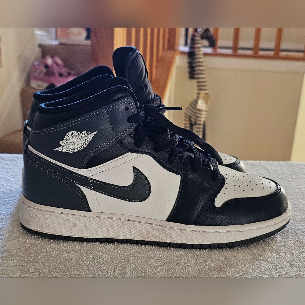 Nike Air Jordan 1 Retro Mid Pre-owned Excellent Condition W Size 7.5/6y